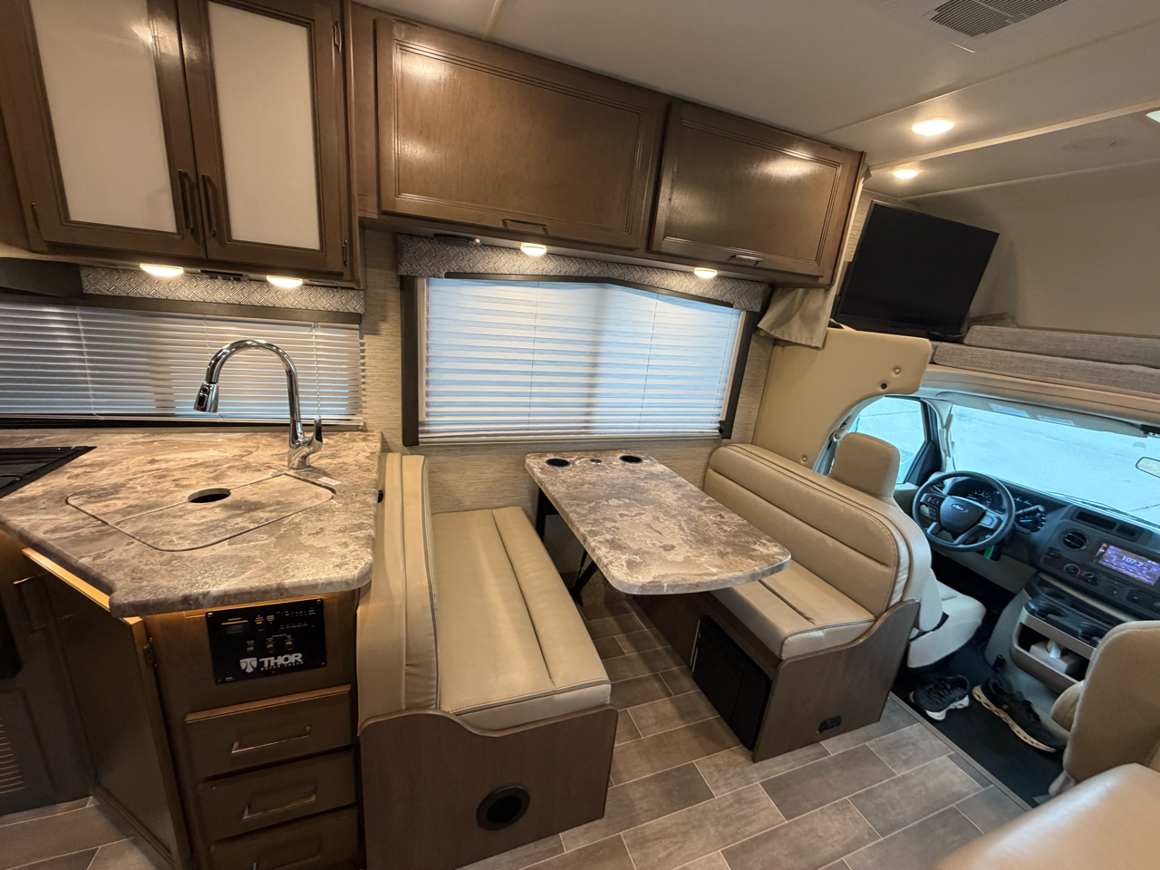 2022 Thor Chateau 28A